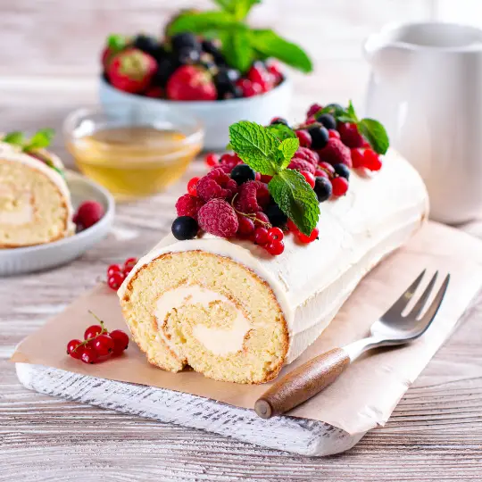 Cake-Roll-con-Berries.webp